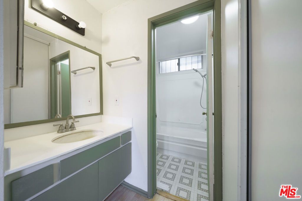 Image 13 of property listing at 210 S La Fayette Park Place 102, Los Angeles, CA 90057