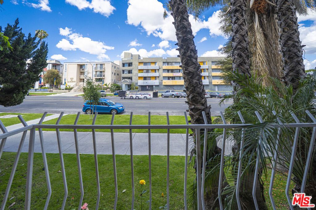 Image 15 of property listing at 210 S La Fayette Park Place 102, Los Angeles, CA 90057