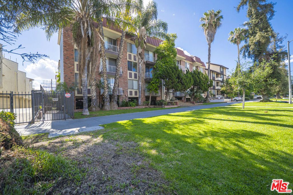Image 16 of property listing at 210 S La Fayette Park Place 102, Los Angeles, CA 90057