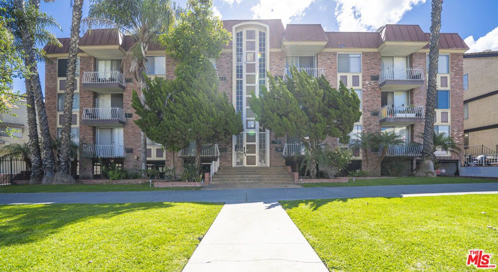 Image 2 of property listing at 210 S La Fayette Park Place 102, Los Angeles, CA 90057