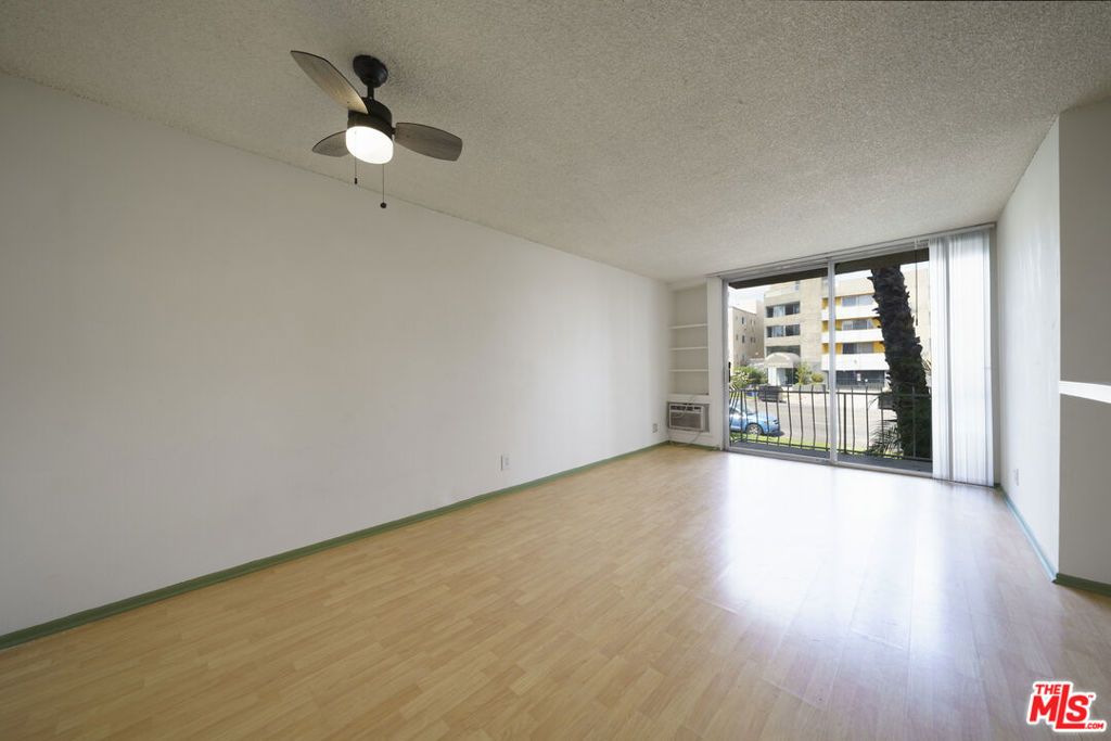 Image 6 of property listing at 210 S La Fayette Park Place 102, Los Angeles, CA 90057