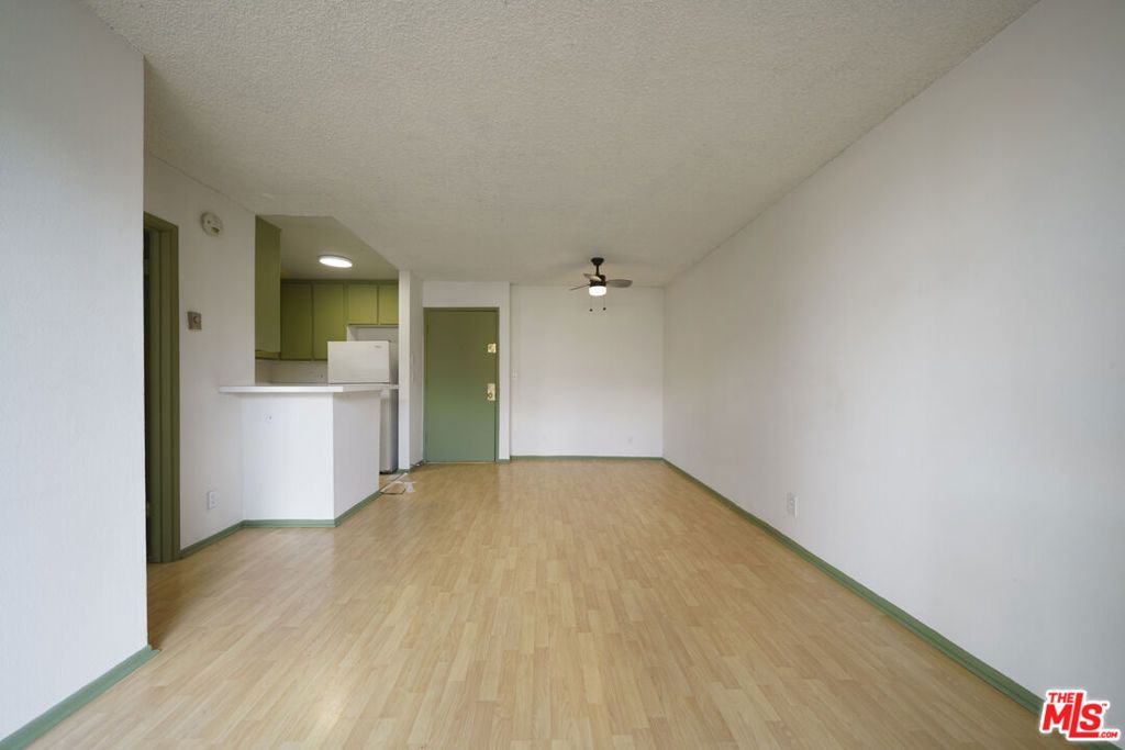 Image 7 of property listing at 210 S La Fayette Park Place 102, Los Angeles, CA 90057