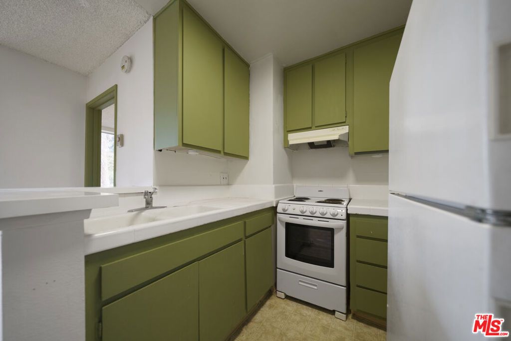 Image 9 of property listing at 210 S La Fayette Park Place 102, Los Angeles, CA 90057