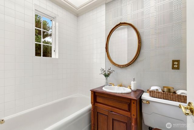 1994 Shenandoah Drive E, Seattle, WA 98112