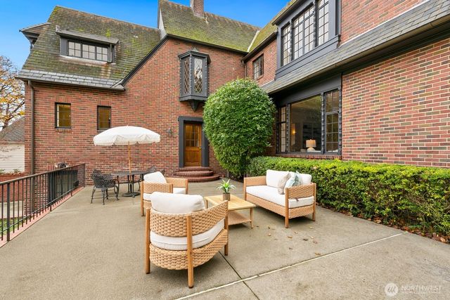 1994 Shenandoah Drive E, Seattle, WA 98112