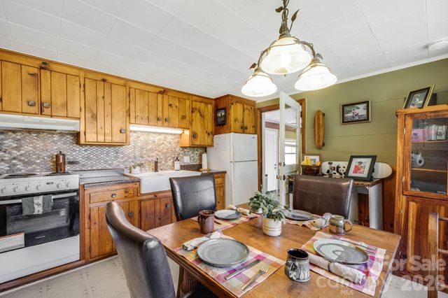 258 Old Homestead Road, Hendersonville, NC 28739