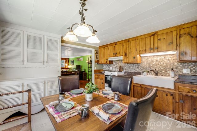 258 Old Homestead Road, Hendersonville, NC 28739