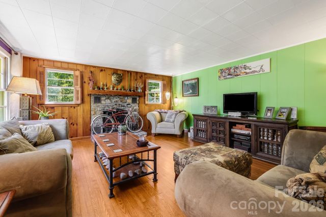 258 Old Homestead Road, Hendersonville, NC 28739