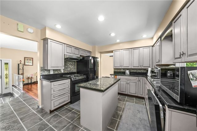 4781 N Hillary Oval, Richmond Heights, OH 44143