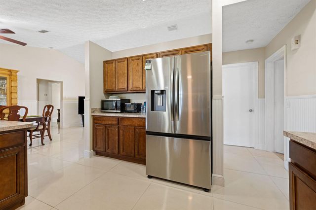 932 SE Damask Avenue, Port St. Lucie, FL 34983