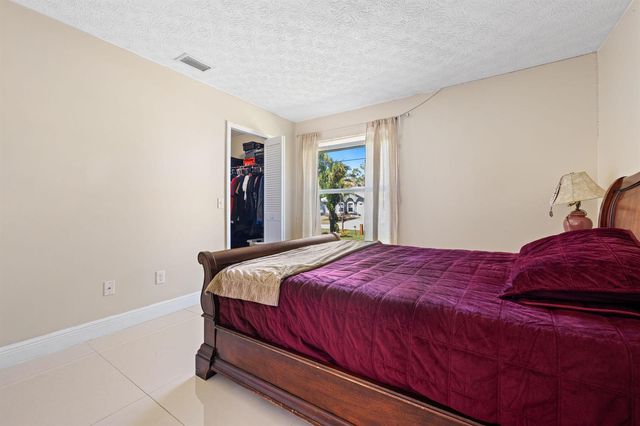 932 SE Damask Avenue, Port St. Lucie, FL 34983