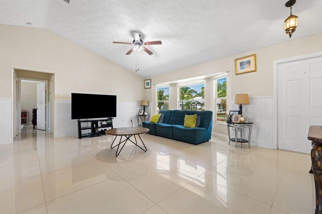 932 SE Damask Avenue, Port St. Lucie, FL 34983