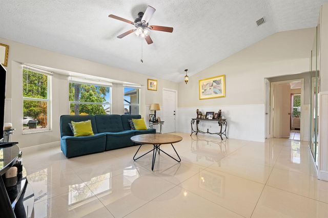 932 SE Damask Avenue, Port St. Lucie, FL 34983