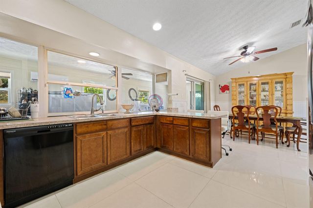 932 SE Damask Avenue, Port St. Lucie, FL 34983
