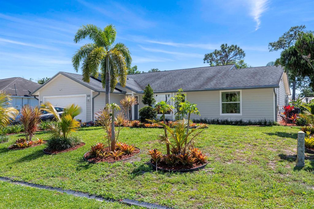 932 SE Damask Avenue, Port St. Lucie, FL 34983