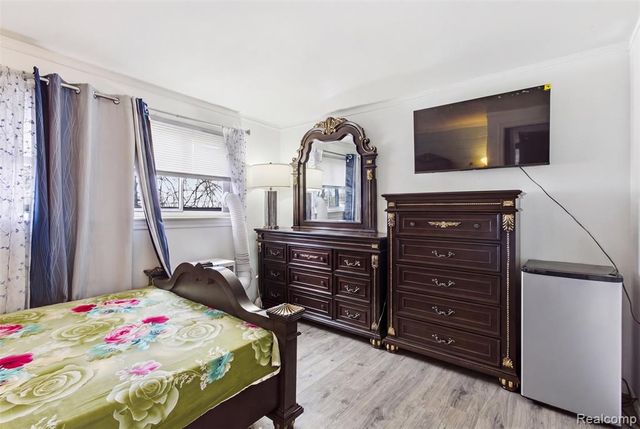 21426 Syracuse Avenue, Warren, MI 48091
