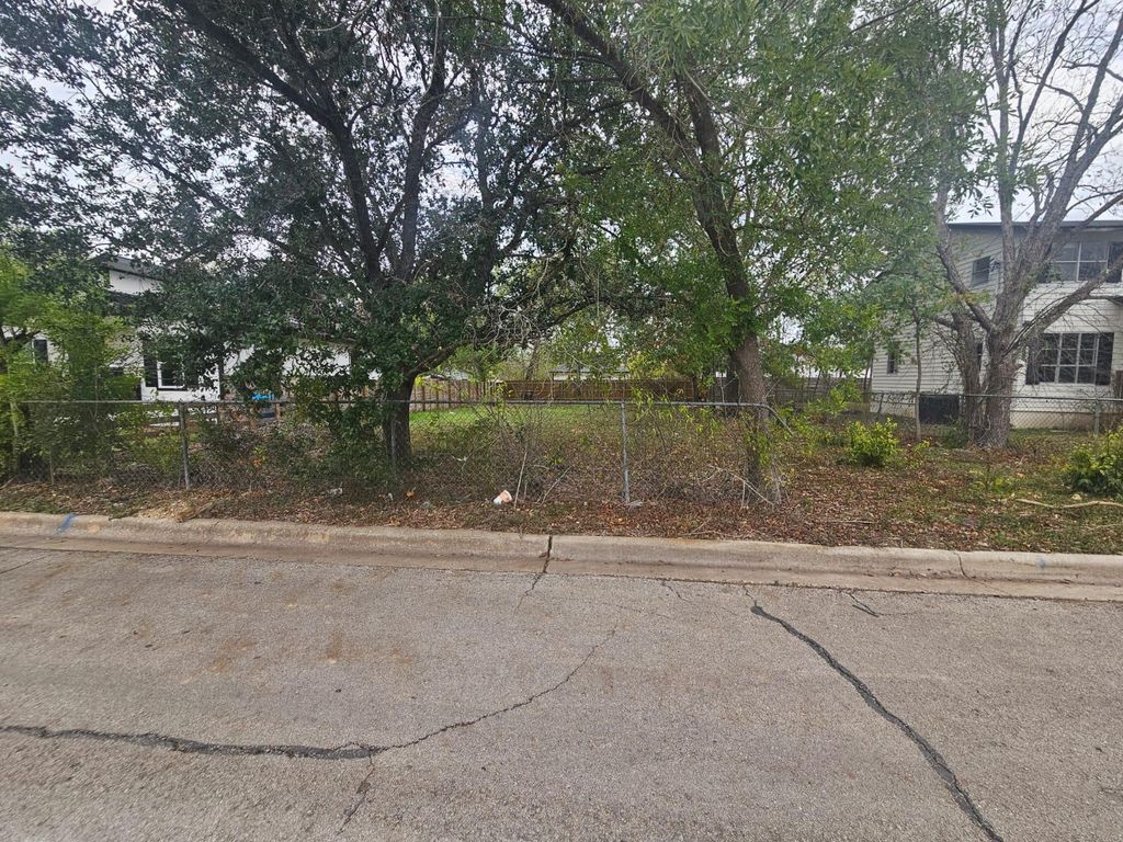 514 San Saba ST, Lockhart, TX 78644