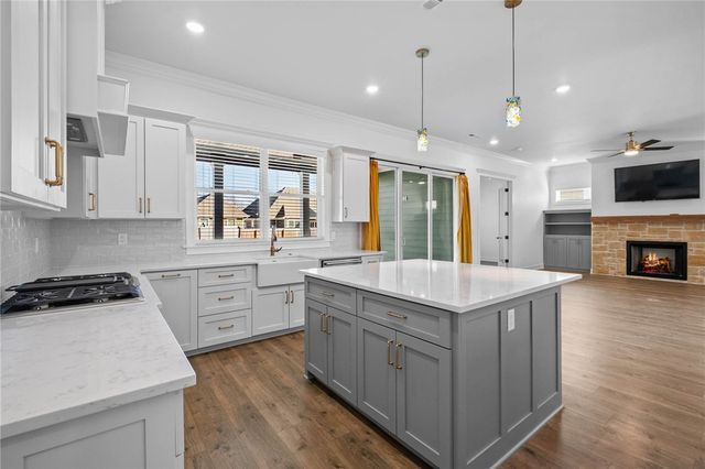 2801 S 20th Place, Rogers, AR 72758