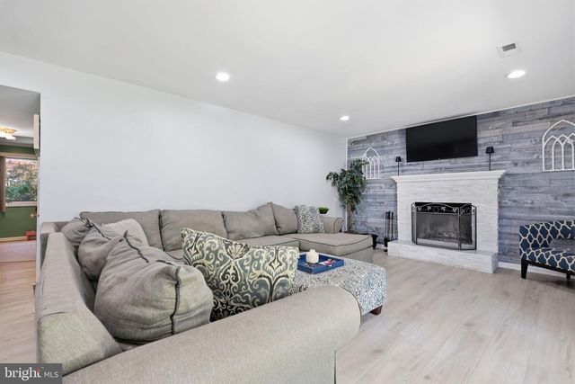 160 TOLL DR, Southampton, PA 18966