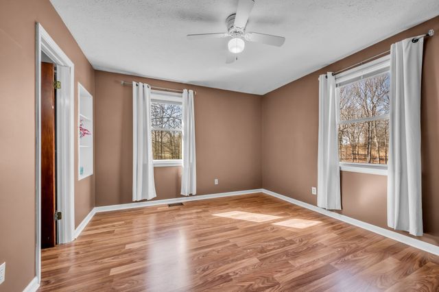 1006 Twin Oaks Dr, White Bluff, TN 37187