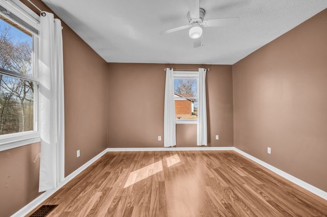 1006 Twin Oaks Dr, White Bluff, TN 37187