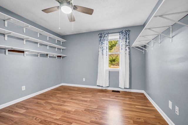 1006 Twin Oaks Dr, White Bluff, TN 37187