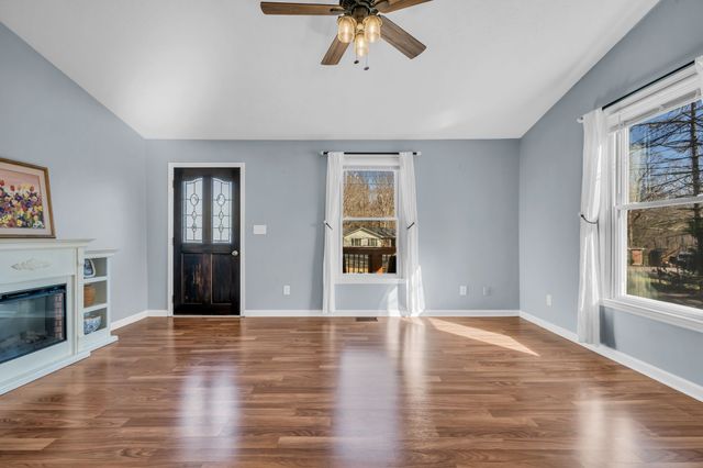 1006 Twin Oaks Dr, White Bluff, TN 37187