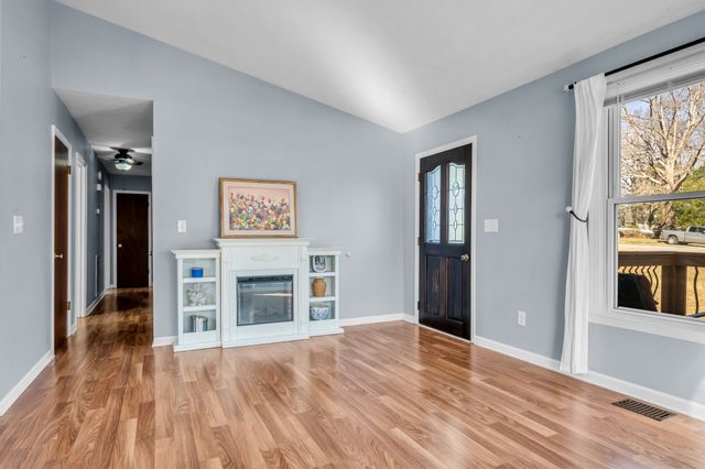 1006 Twin Oaks Dr, White Bluff, TN 37187