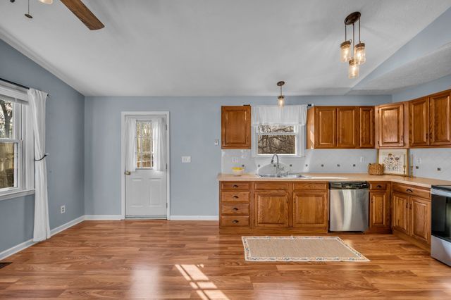 1006 Twin Oaks Dr, White Bluff, TN 37187