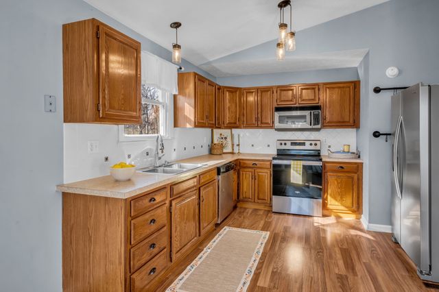 1006 Twin Oaks Dr, White Bluff, TN 37187