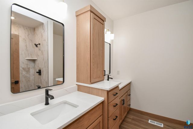 6601 E Fieldview St Street, Sioux Falls, SD 57110