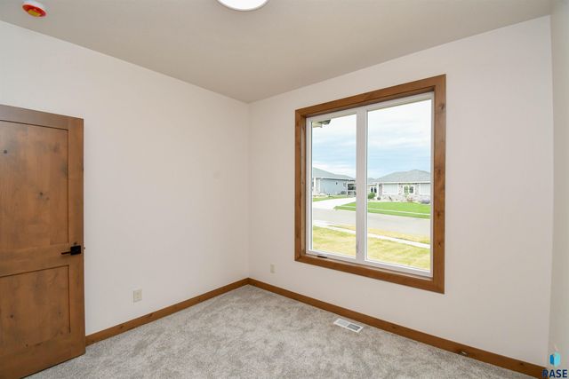 6601 E Fieldview St Street, Sioux Falls, SD 57110