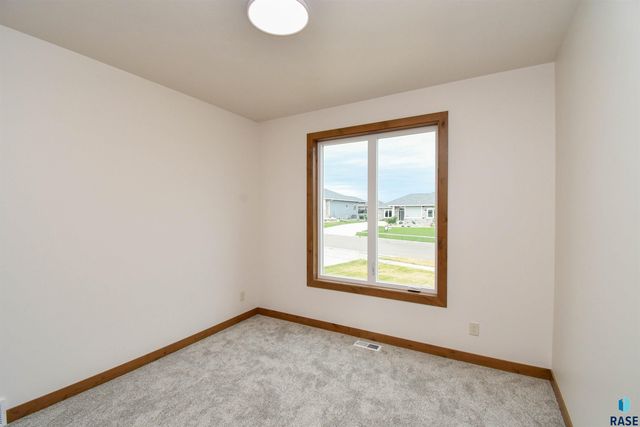 6601 E Fieldview St Street, Sioux Falls, SD 57110
