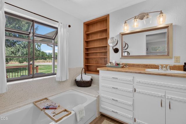 8122 New Hope Road, Grants Pass, OR 97527