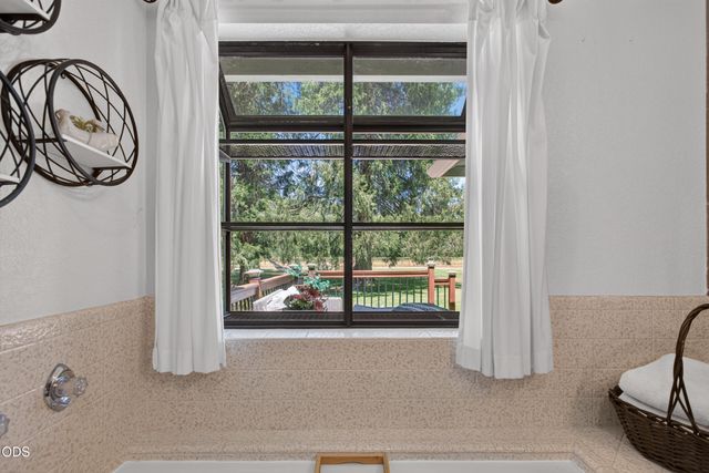 8122 New Hope Road, Grants Pass, OR 97527