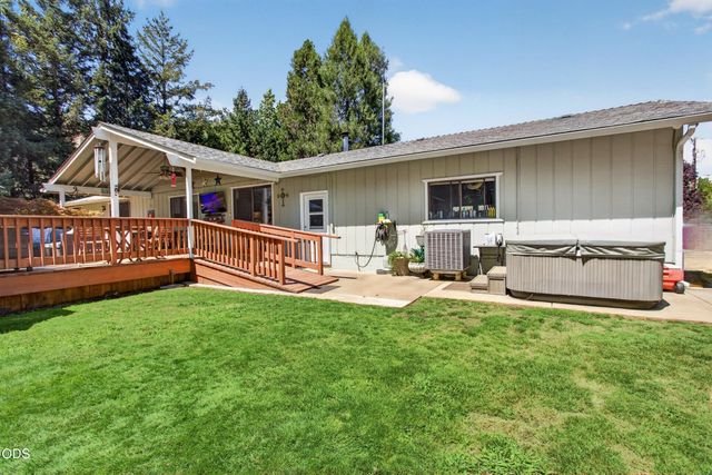 8122 New Hope Road, Grants Pass, OR 97527