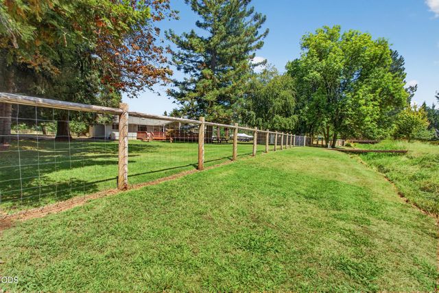 8122 New Hope Road, Grants Pass, OR 97527
