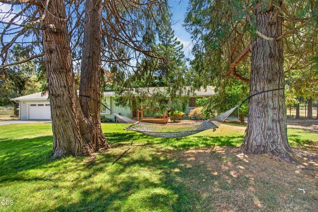 8122 New Hope Road, Grants Pass, OR 97527