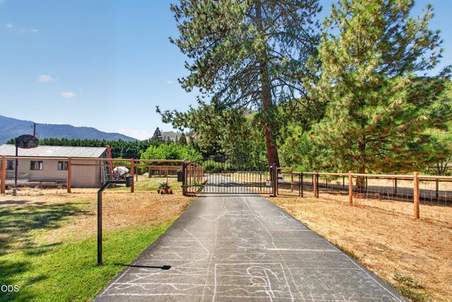 8122 New Hope Road, Grants Pass, OR 97527