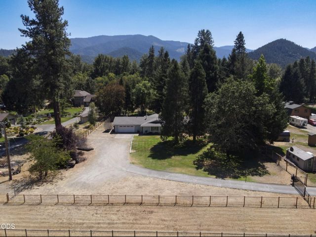 8122 New Hope Road, Grants Pass, OR 97527