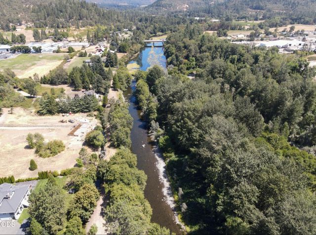 8122 New Hope Road, Grants Pass, OR 97527