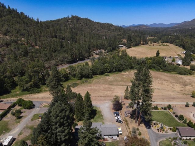 8122 New Hope Road, Grants Pass, OR 97527