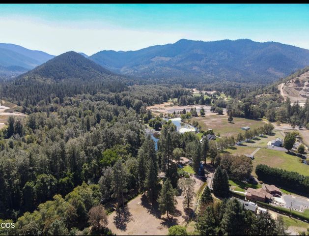 8122 New Hope Road, Grants Pass, OR 97527