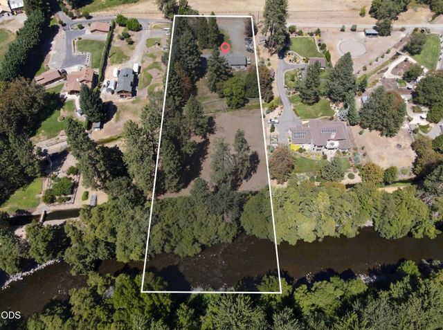8122 New Hope Road, Grants Pass, OR 97527