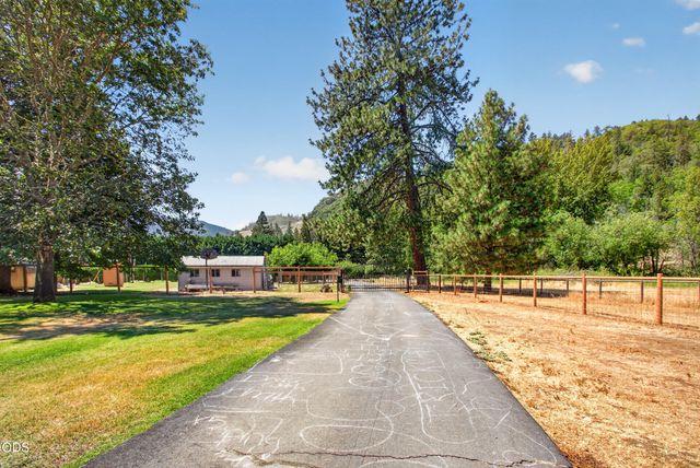 8122 New Hope Road, Grants Pass, OR 97527