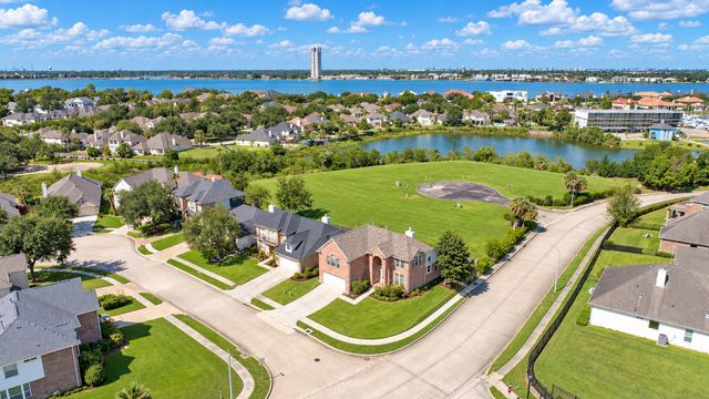 122 Marina Oaks Drive, Kemah, TX 77565