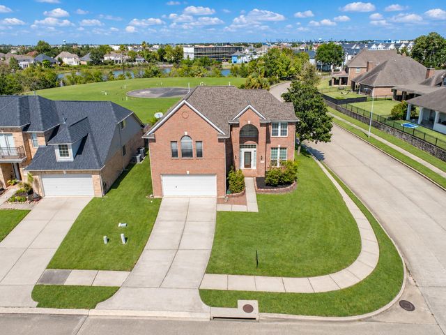 122 Marina Oaks Drive, Kemah, TX 77565