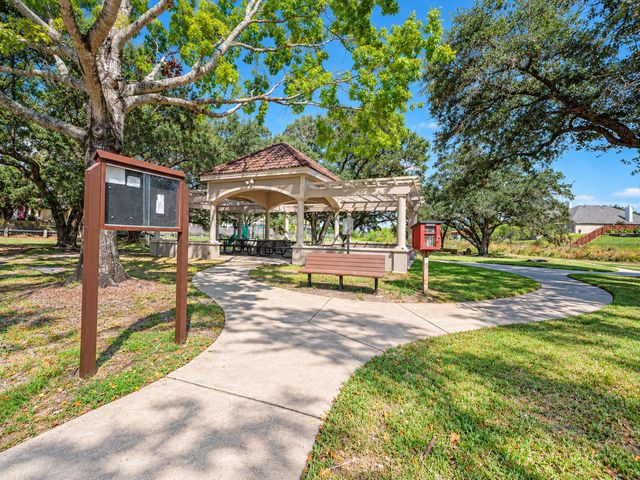 122 Marina Oaks Drive, Kemah, TX 77565