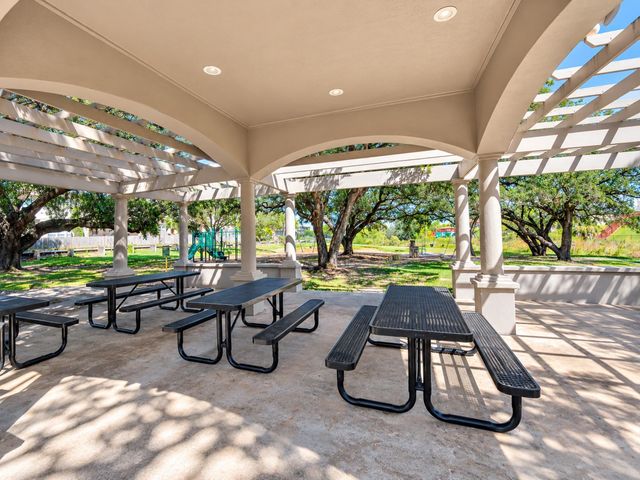 122 Marina Oaks Drive, Kemah, TX 77565
