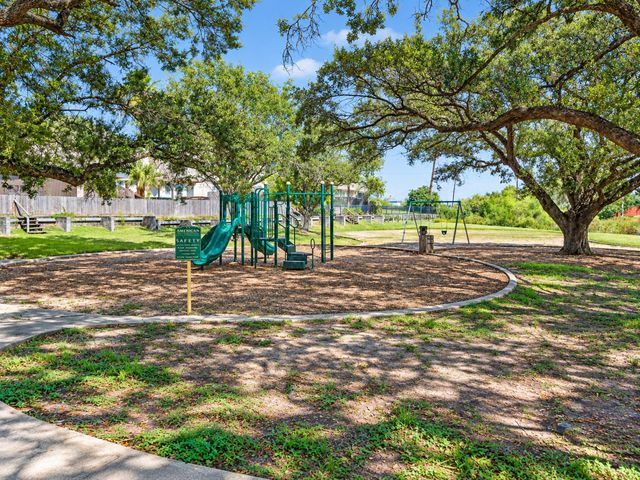 122 Marina Oaks Drive, Kemah, TX 77565